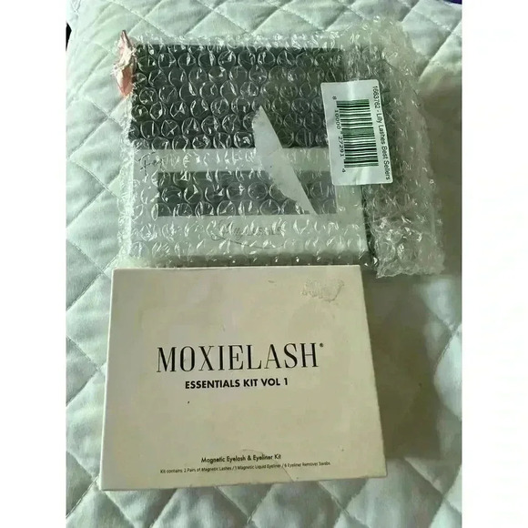 MOXIELASH Essentials Kit Magnetic Eyelash & Eyeliner - Picture 1 of 4